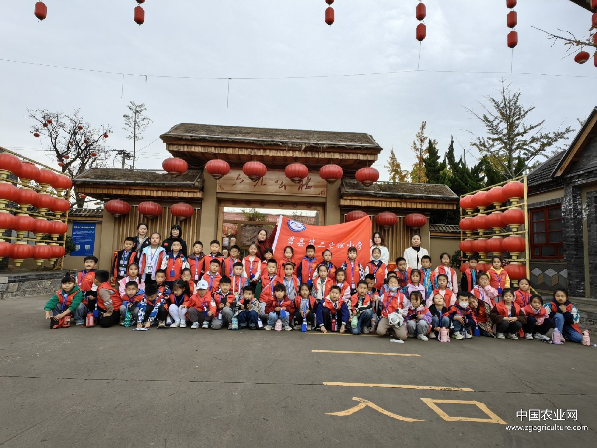 追寻红色记忆 传承革命精神  新希望小记者走进六九公社红色基地参观学习