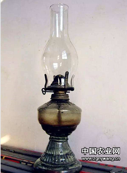 老式煤油灯.png